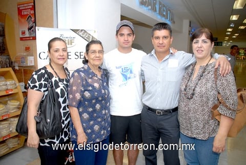 29052010 Barcelona. Mariana, Bertha, Lalo y Marcela Gajón, despidieron a Eduardo Gajón.