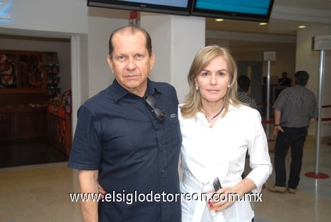 29052010 Ixtapa. Juan Negrete y su esposa viajaron por vacaciones.