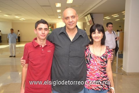 29052010 Houston. Nesim Buil acompañado por sus papás.