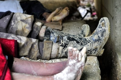 Los cuerpos de socorro, autoridades locales y vecinos reportan a las radios locales el hallazgo de cadáveres de entre los escombros de las casas derrumbadas, así como en los aludes de tierra y lodo que provocó la tormenta.