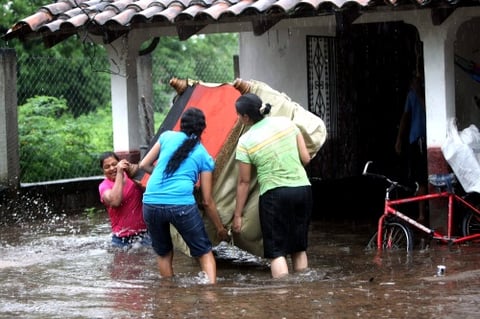 A pesar de que la lluvia cesó en el Noroeste de Guatemala, la cantidad de agua que baja de las montañas hizo que se desbordara el río Motagua e inundara al menos 19 comunidades fronterizas con Honduras.