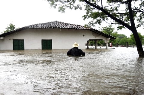 Aunque las lluvias han cesado en casi todo el país, la normalidad se resiste a regresar a las comunidades afectadas, en donde los pobladores se dedican a rescatar de entre los escombros y los aludes de tierra sus pocas pertenencias servibles.