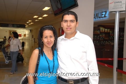 31052010 Ciudad Juárez. Liz Gutiérrez emprendió un viaje y fue despedida en el aeropuerto por su esposo Alejandro Martínez.