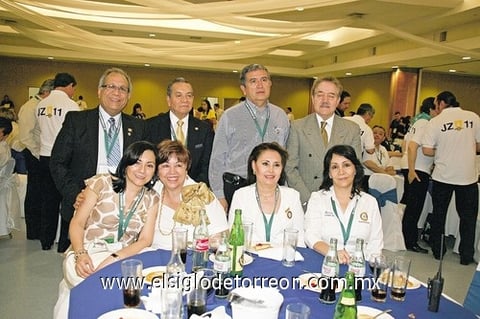 30052010 Javier y José, Carlos y Norma, Jesús y Norma, y Nacho y Lucero.