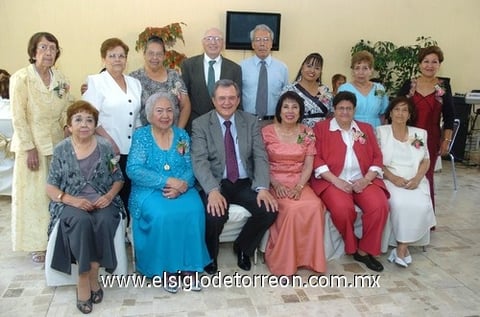 30052010 Ex alumnos. Integrantes de la generación 1957-1960 de la Escuela Normal de Torreón Profesor Federico Hernández Mireles, en la celebración del 50 aniversario de su graduación.