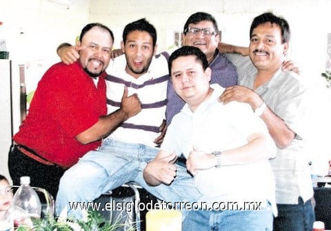 01062010 En compañía de amigos celebró su cumpleaños el primero de mayo Gilberto Rodríguez.