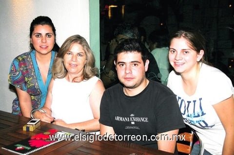 01062010 Ana Carla Frisbie con sus hijos Iván, Karla e Ivette Cuéllar.