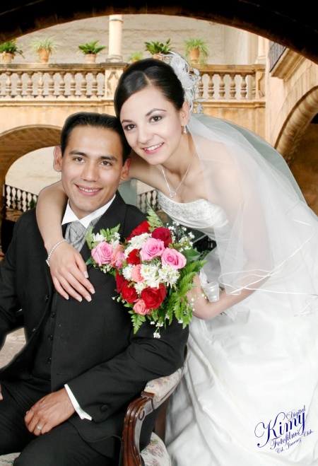 Ing. Rebeca Márquez García e Ing. Fernando Sánchez Hernández, unieron sus vidas en sagrado matrimonio en la iglesia del Santo Cristo de Burgos, en Cd. Jiménez, Chihuahua, en punto de las 6:00 de la tarde, el sábado diez de abril de 2010, ante el Pbro. Monseñor Gamaliel Casas. Los acompañaron sus padres, Sres. Ing. José Luis Márquez Aguirre y María Luisa García de Márquez; Lic. Severiano Sánchez Rodríguez y Blanca Estrella Hernández de Sánchez.

Digital Kimy Fotofilms