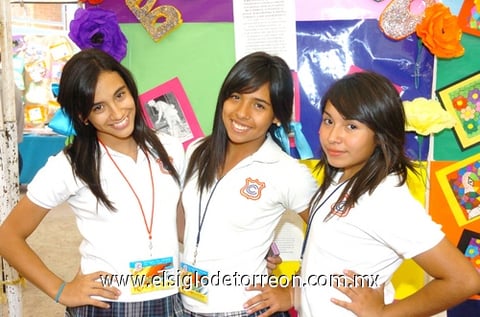 02062010 Yareli González, Katy Chávez y Mónica Burciaga.