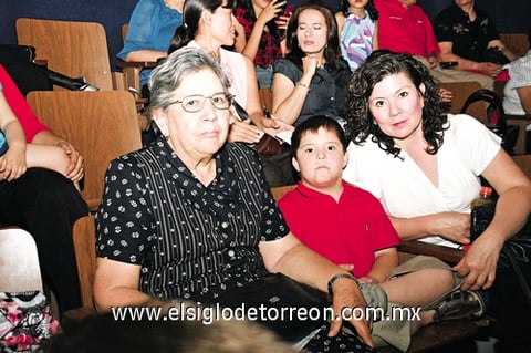 02062010 Luz Elena Estevané de Vázquez, Óscar Vázquez y Norma Vázquez Estevané.