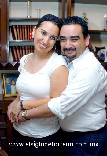 02062010 Salma Sabag de Hernández fue festejada en su cumpleaños por su esposo José de Jesús Hernández.