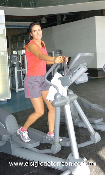 03062010 En forma. Mónica Salmón durante su rutina de ejercicios.