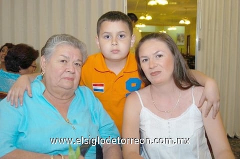 03062010 Rosa María Goitia, el pequeño Fernando Palomares y Gloria de Palomares.