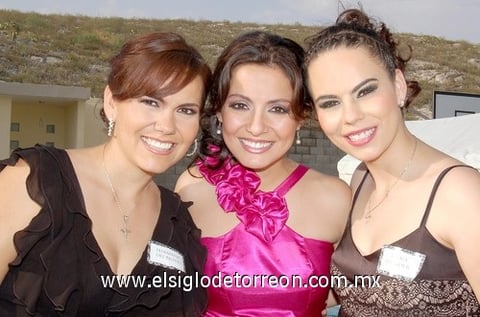 04062010 Angélica Torres y Crisina Hernández acompañaron a Cynthia Grijalva, durante su despedida de soltera.