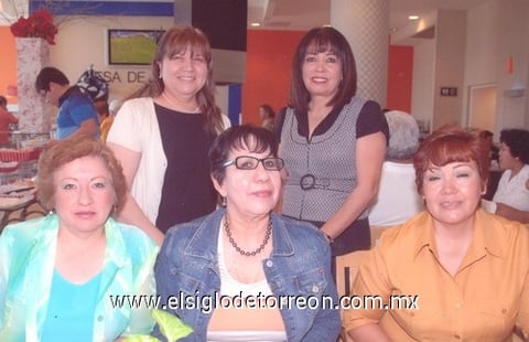 04062010 Alicia Favila, María Elena Rodríguez, Socorro Sánchez Guerrero, Gloria García y Rita Cerna, en reciente acontecimiento social.