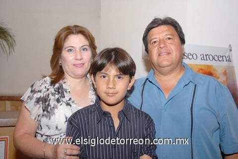 04062010 Rosy, su hijo Lorenzo y su esposo Lorenzo Reyes.