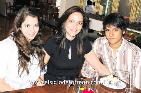 05062010 Fernanda, Marcela y Marcelo.