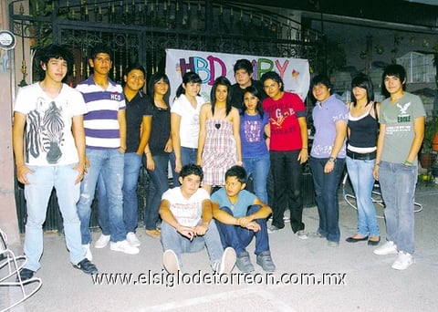 05062010 Claudia Viridiana Ramos Piña festejó sus 16 años de edad en compañía de un grupo de amigos.