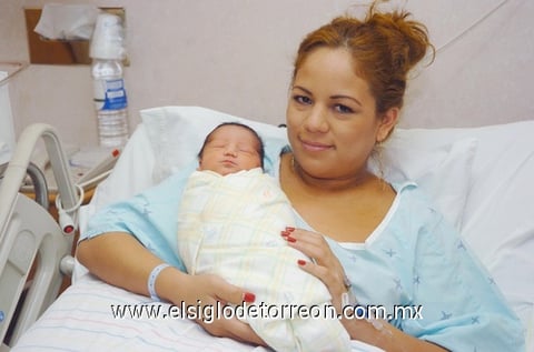 05062010 Luciano junto a su mamá Argelia Velázquez.