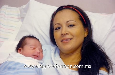 05062010 Rocío Rodríguez Rentería feliz en compañía de su bebito, Ricardo Ruelas Rodríguez.