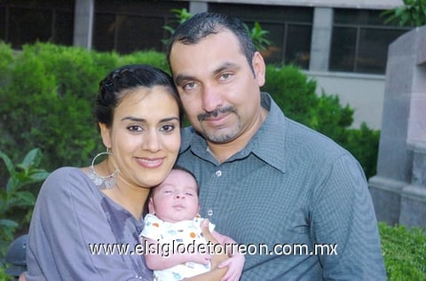 05062010 En familia. Érik Abdiel Reyes Acosta con sus felices papás: Nohemí Acosta de Reyes y Érik Eduardo Reyes Ortiz.