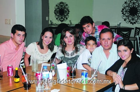 05062010 En familia. Salvador y Paola Lozaya, Carlos Hernández, Paola, Andrea, Nito y Fernando Lozaya.