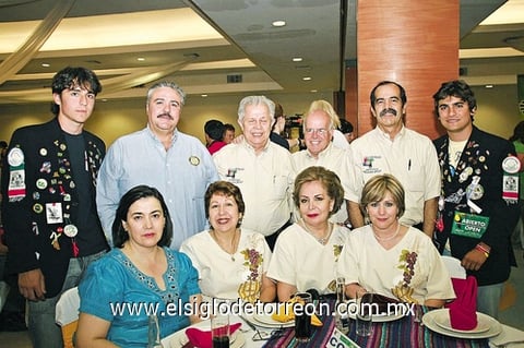 05062010 Miguel Ángel y Salomé de González, Félix y Cruz López, Paco y Mary Paz Ovejero, José Luis y María Luisa de Villarreal, Rafael Hernández y dos invitados procedentes de Brasil.