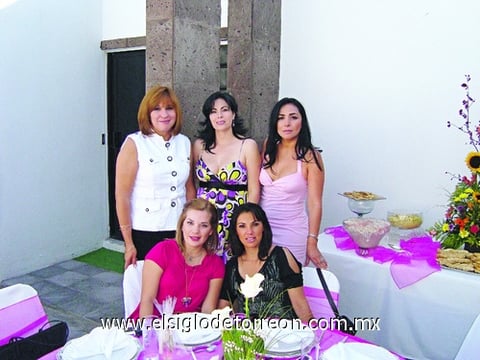 05062010 Angélica Ramírez Jurado, en su fiesta prenupcial junto a Norma Santibáñez de Jardón, Imelda Velázquez Jardón, Érika Sotomayor y Pilar Lavín.