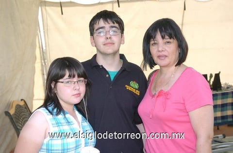 05062010 Myrna y Andrés Arenas con su mamá Myrna Ríos de Arenas.