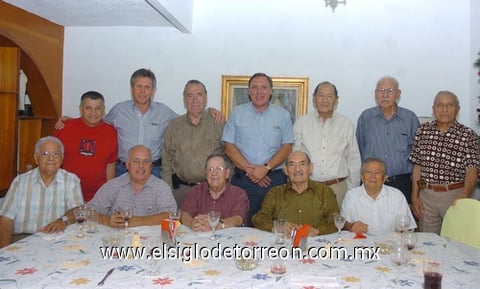 05062010 Octavio Olvera Martínez festejó sus 97 años de vida en compañía de sus amigos del Dominó.