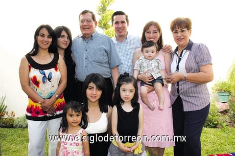 05062010 Rigoberto Saracho en su cumpleaños, acompañado por Lorena, Lorepau, Érick, Karla, el pequeño Érick, Guadalupe, Regina, Pamela y Karla Saracho.