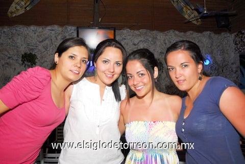 08062010 Comensales. Fer, Tere, Gina y Mariana.