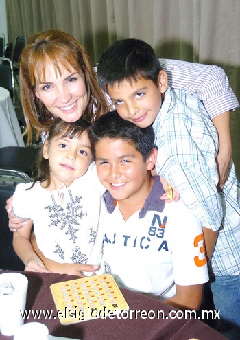 07062010 En familia. Se divirtieron en el bingo, Mary, Víctor, Mariana y Ricardo.