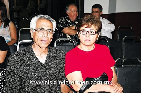 08062010 Agustín Puente y su esposa.