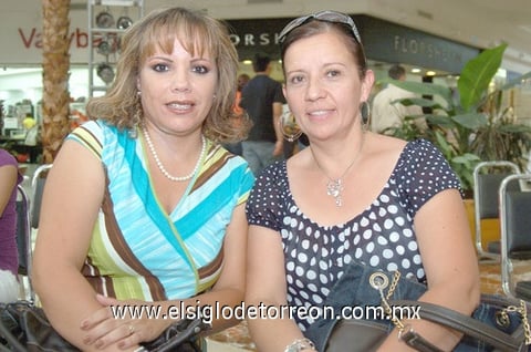 07062010 Hermosos atuendos. Los Bordados Nicte-ha son creación del diseñador Pedro José Mendoza Canul.