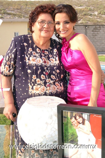 07062010 Cynthia acompañada por su abuelita la Sra. Francisca Silva.