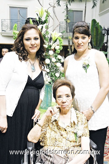 07062010 Laura María Elizalde y Nicole Olivares con su suegra Carolina Nava de Torres.