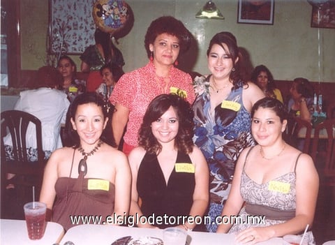 08062010 María Guadalupe de la Garza de Caro, Dora Elia Guzmán, Nora C. de Galindo y Maru Álvarez festejaron a Cecy Flores de Nevárez en su reunión de canastilla.