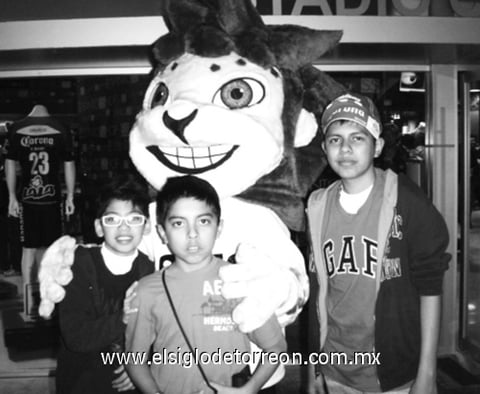 08062010 César Alejandro Quiroz, Manolo Quiroz e Ignacio Quiroz con la mascota oficial 'Zakumi' del Mundial Sudáfrica 2010.