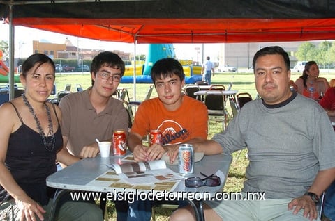 08062010 En familia. Los Peña Caffarel disfrutaron de la convivencia.