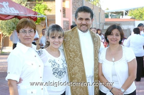 06062010 Eva, Blanca, padre Jaime y Diana.  EL SIGLO DE TORREÓN / ÉRICK SOTOMAYOR