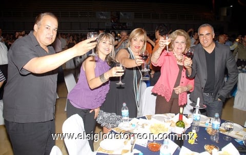 07062010 ¡Salud!. Eduardo, Ana, Conchita, Cony y Ricardo.