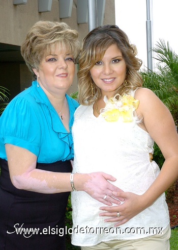 06062010 Ana Elena junto a su mamá María Elena García de Garza.