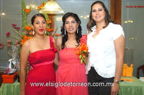 06062010 La festejada disfrutó de su convivio prenupcial junto a su hermana Nereida Lozoya Rivera y su cuñada Georgina Candelas Ramírez.