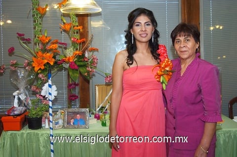 06062010 Deyanira acompañada por su mamá, Sra. María Luisa Rivera de Lozoya.