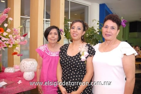 10062010 Nadia Mendoza junto a las organizadoras de su fiesta prenupcial: Hortensia Hernández Velázquez y María del Carmen Marmolejo Félix.