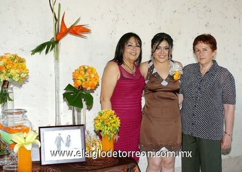 10062010 Julieta acompañada por su mamá, Sra. Francisca Rosales García y su futura suegra, Sra. Margarita Carreón Cano.