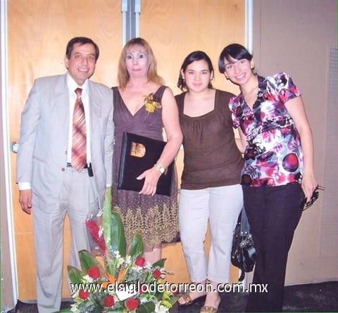 10062010 Ana María Valdés de Ochoa junto a su esposo Jesús Ochoa Cebrian y sus hijas Martha y Malu Ochoa Valdés.