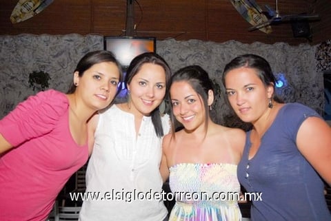 11062010 Comensales. Fer, Tere, Gina y Mariana.