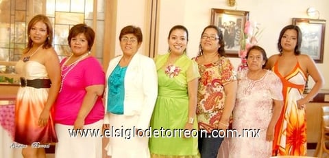11062010 La futura novia junto a sus invitadas las señoras y señoritas: María del Pilar de Lucio, Ignacia, Michelle Lucio, Irene de Casas, Alejandra Lucio y Vero de Lucio.